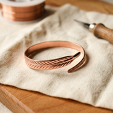Bracelet en Cuivre Gravé Motif Plume Ajustable